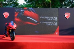 杜卡迪全新Panigale V2耀目登场 Panigale家族双星聚首共续荣耀